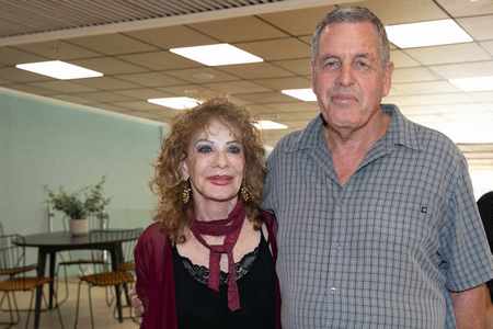 היוצרת תרצה אשכנזי ארבל וראש המועצה אייל בצר