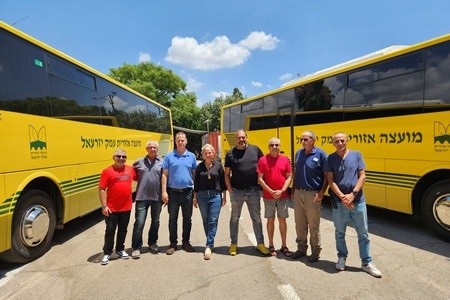 ראשת המועצה - שלומית שיחור רייכמן ומנכל המועצה - צחי אייזנר עם מנהל אגף התפעול, צוות מחלקת התחבורה והנהגים