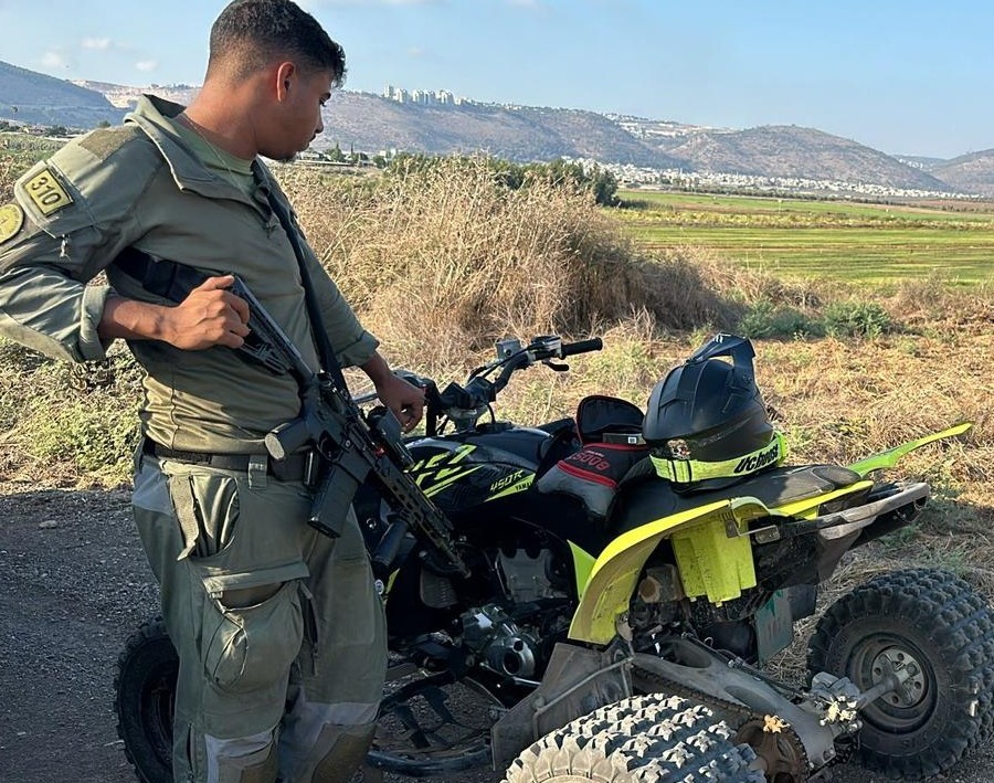 שוטר מגב עם אחד הטרקטורונים