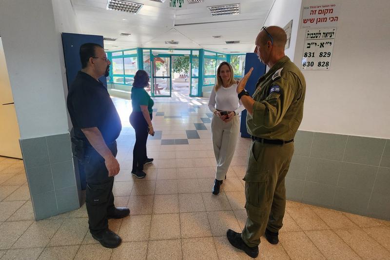 ראשת המועצה במוסד חינוכי עם מפקד היקלר וקבט מוסדות חינוך 