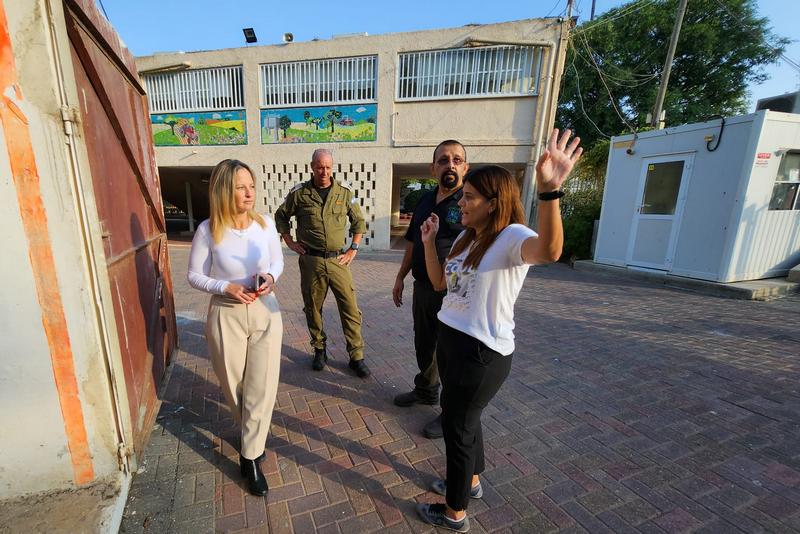 ראשת המועצה עם נציג פיקוד העורף וקבט מוסדות החינוך בביקור במוסד חינוכי 