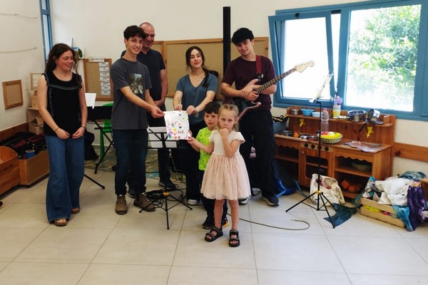 תלמידות ותלמידי מגמת המוזיקה יחד עם ילדים וילדות גני הילדים