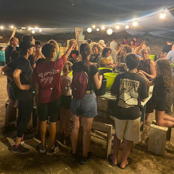 משתתפות ומשתתפים בפעילות חווייתית במהלך הביקור ביקב