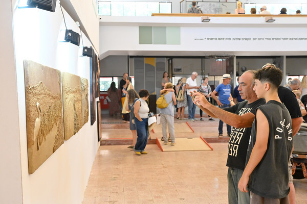 קהל המבקרות והמבקרים במהלך פתיחת התערוכה