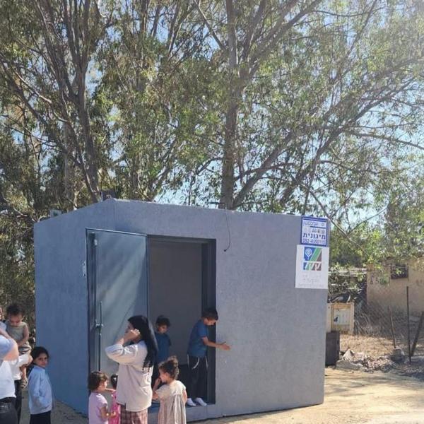 ילדים.ות ליד המיגונית
