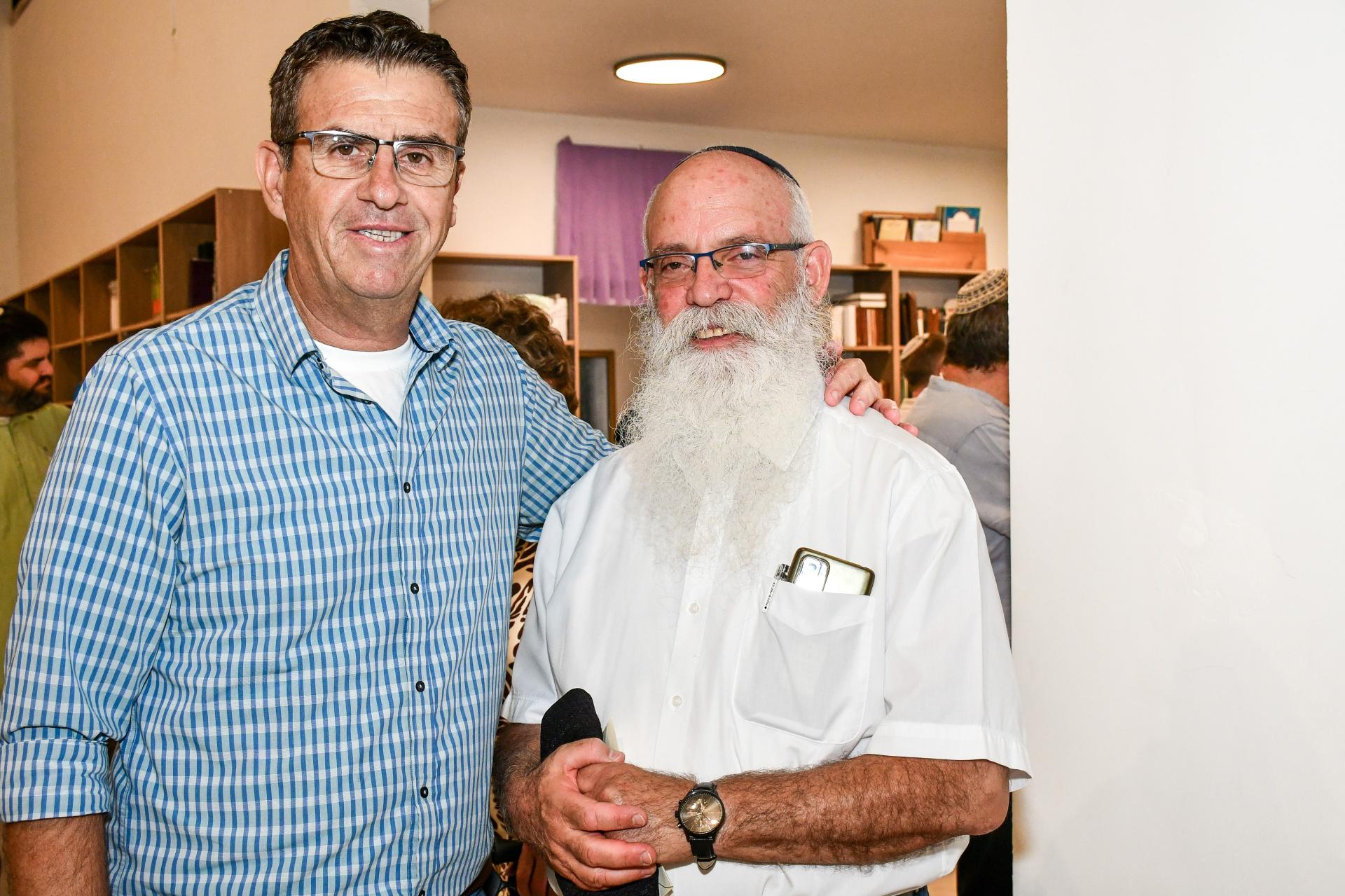 הרב מלאכי קופמן עם סגן ראשת המועצה