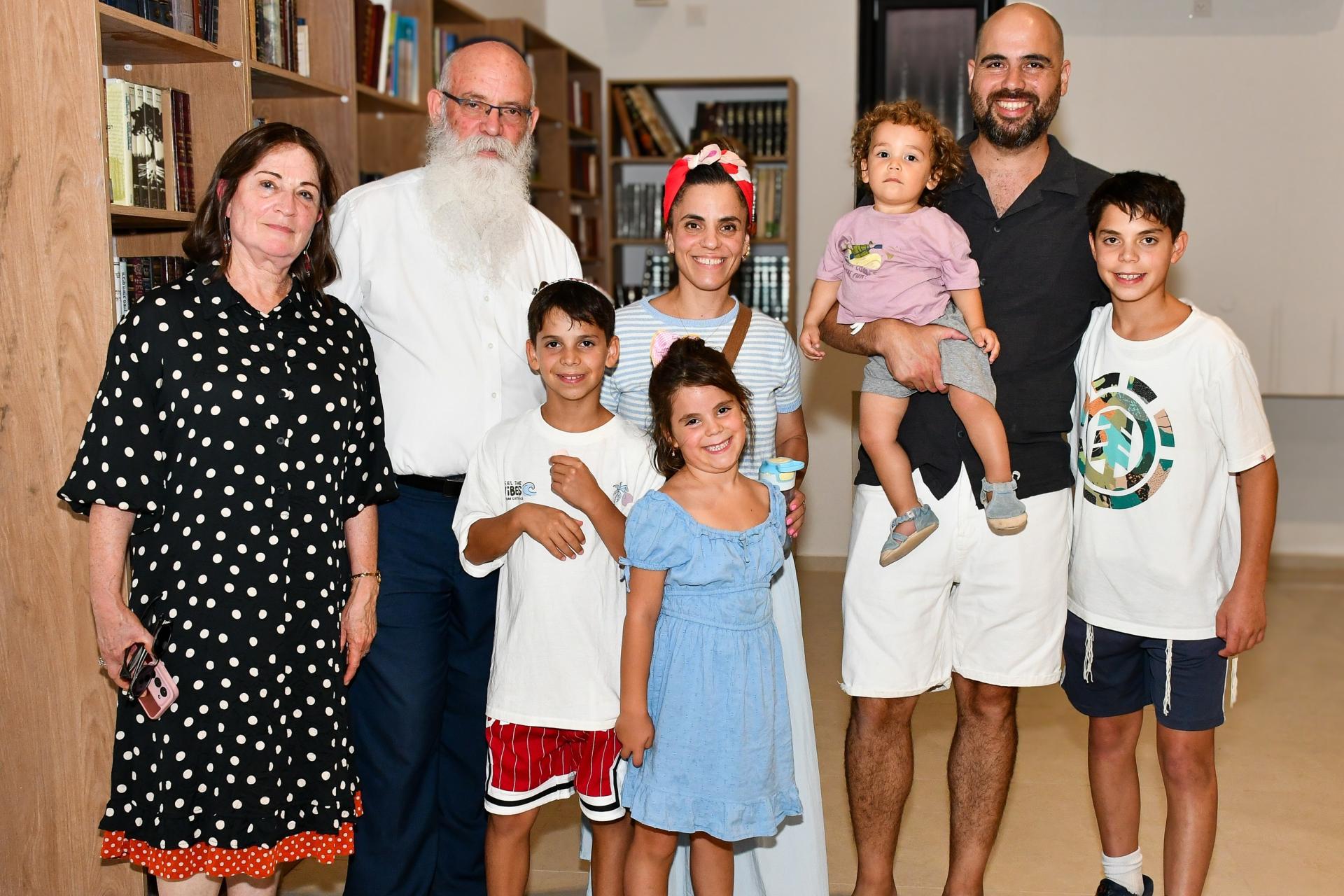 הרב מלאכי קופמן ומשפחתו
