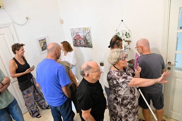 מבקרים ומבקרות בתערוכה