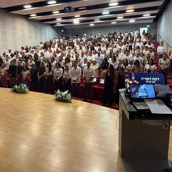דקת דומייה בטקס של עובדים ועובדות מ.א.עמק יזרעאל ומכללת עמק יזרעאל