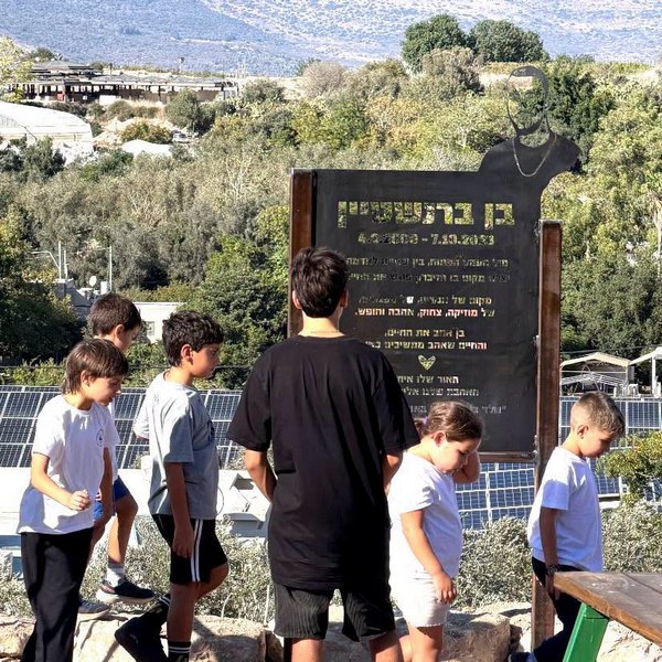 ילדות וילדים ליד פינת ההנצחה