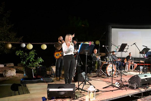 ראשת המועצה, שלומית שיחור רייכמן מברכת בתחילת האירוע