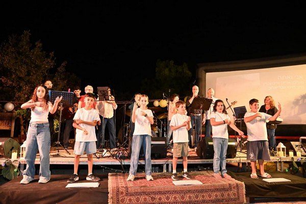 ילדים.ות ותושבי המושב במופע המוזיקלי